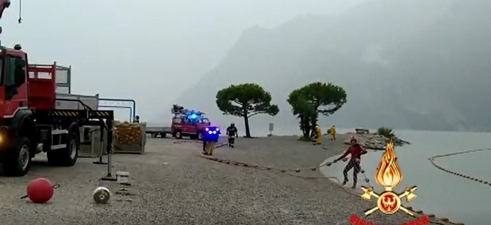 Maltempo, circa 20 vigili del fuoco, due imbarcazione e un'autogrù: operazione di messa in sicurezza del Sarca sul Garda